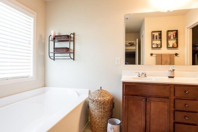 Photo - 4825 Roseman Trail