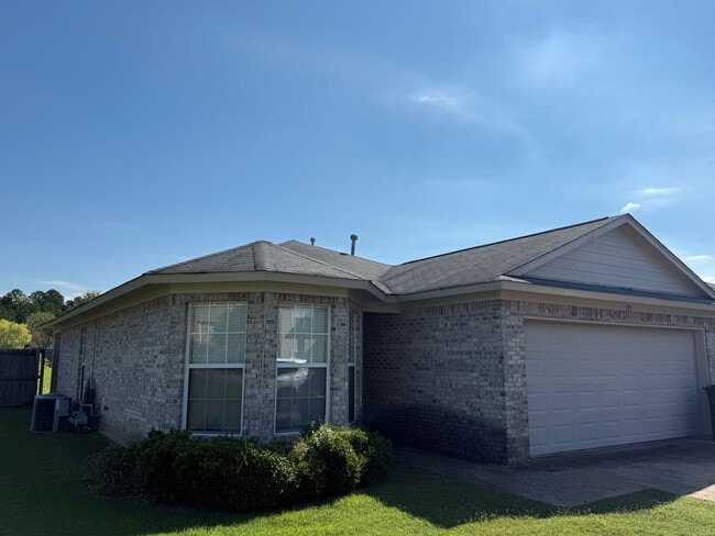 Building Photo - For Rent - 3BR/2BA + Garage