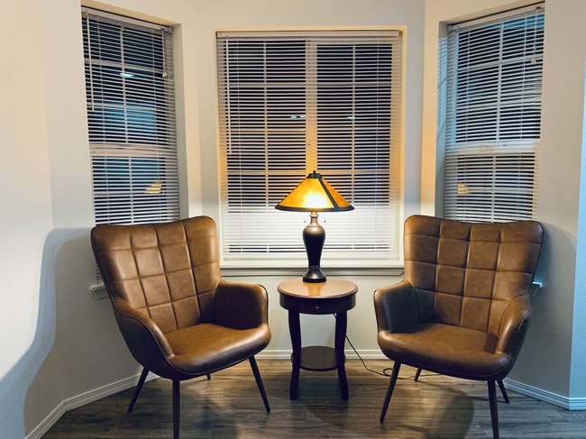 Cozy bay windows - 1200 Olney Ave SE