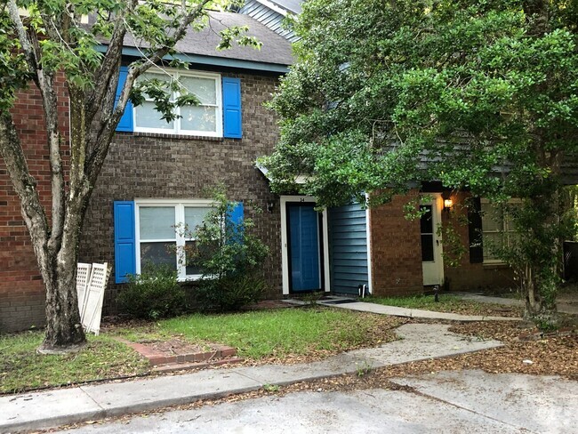 Building Photo - Lovely 2BD/1.5BA, Southside Savannah townh... Rental