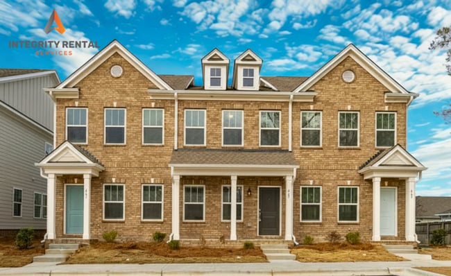 Building Photo - 3 Bedroom Townhome Main Street Pineville - AVAILABLE JUNE 2026