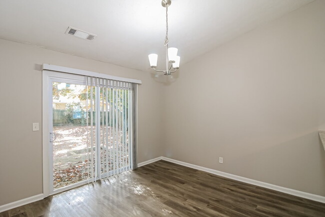 Photo - 1394 Luther Way