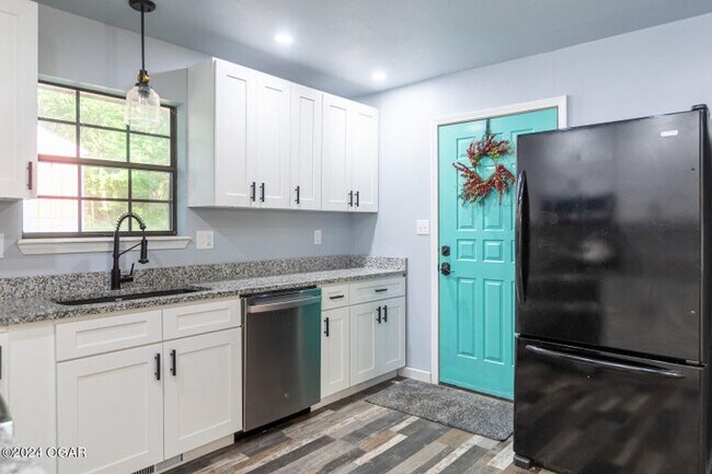 Photo - 1734 Bamby St