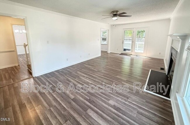 Photo - 401 Holly Berry Ln