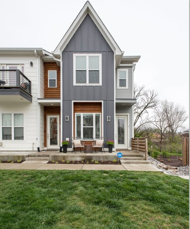 Building Photo - 700 James Ave