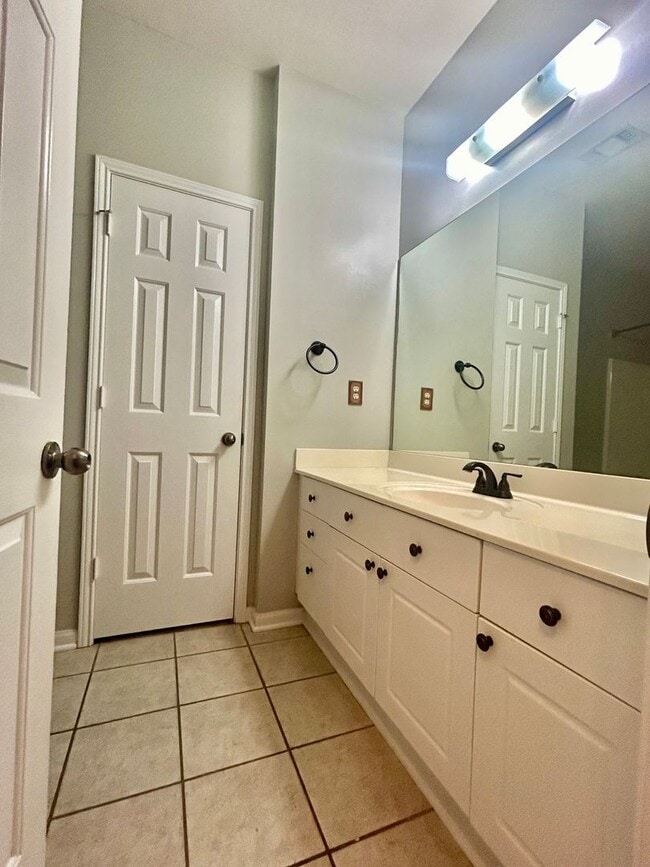 Photo - 3 Bedroom/ 2 Bathroom Condo Available in August!