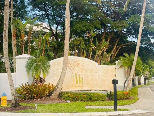 Building Photo - 9645 NW 1st Ct Unit 1-305