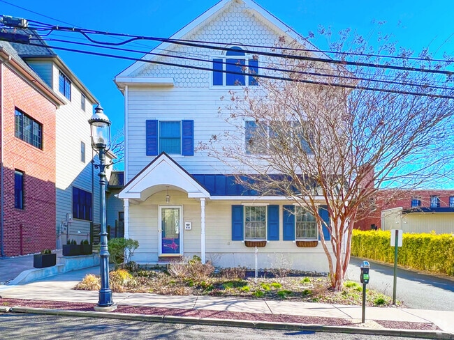Building Photo - 83 S Hamilton St Unit 83A S Hamilton Rental