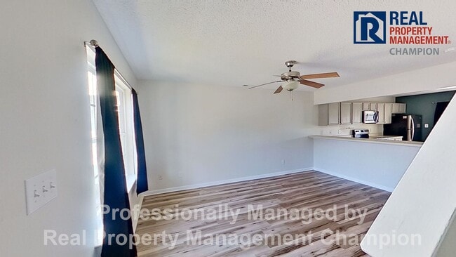 Building Photo - Super cute 2 BD/2.5 BA Townhome with Screened Porch