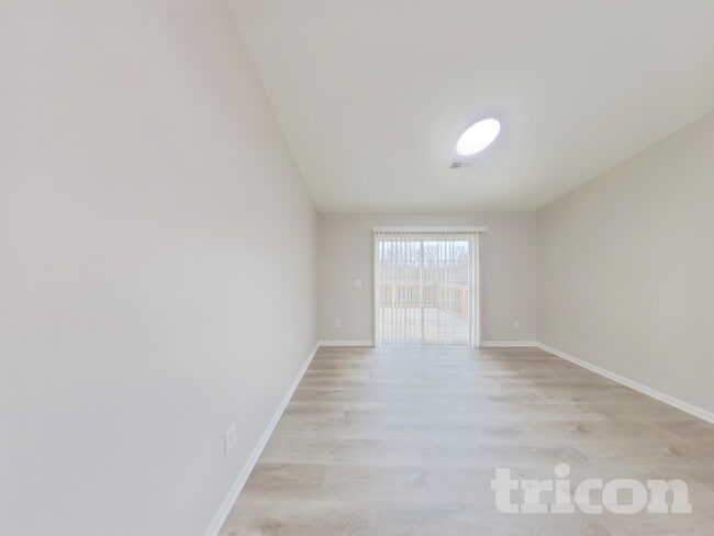 Photo - 427 Lynnell Way