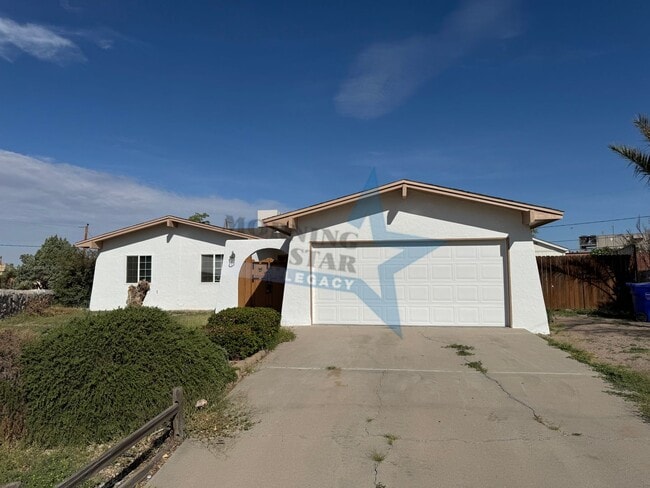 Building Photo - Spacious home in desirable location!