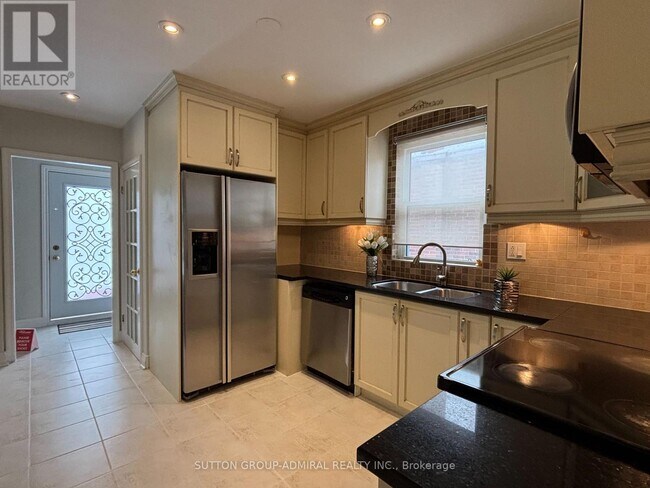 Photo - 138 Poyntz Ave