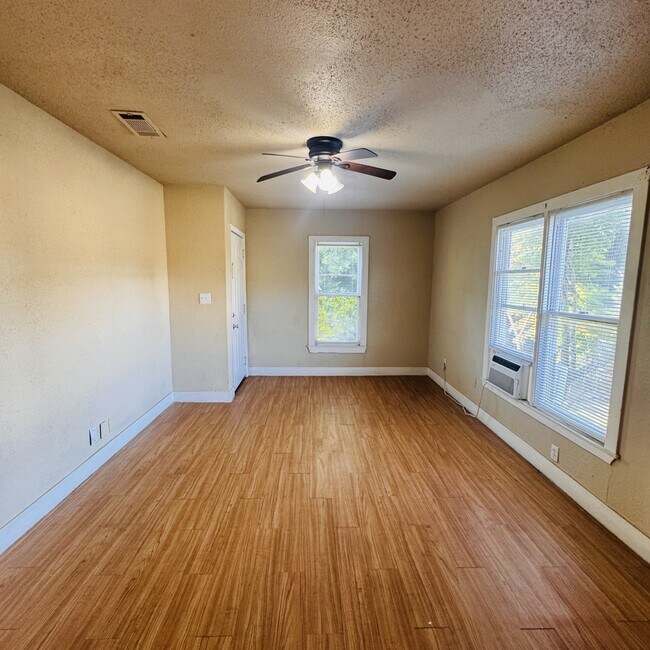 Photo - 4024 Howard St Unit B