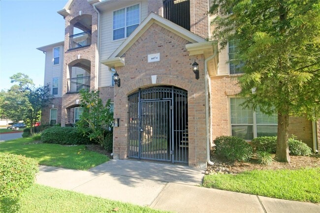 Building Photo - 6607 Lake Woodlands Dr Unit 624