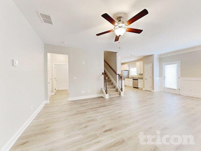 Photo - 821 Crescent Way