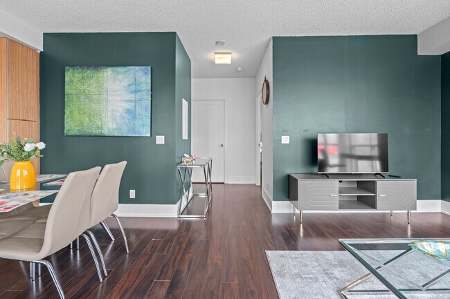 Photo - 241 Wellington St W Unit ID1345996P