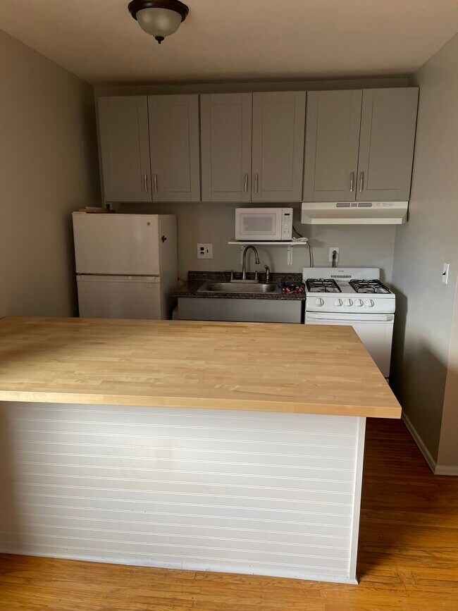 Kitchen and Breakfast Bar