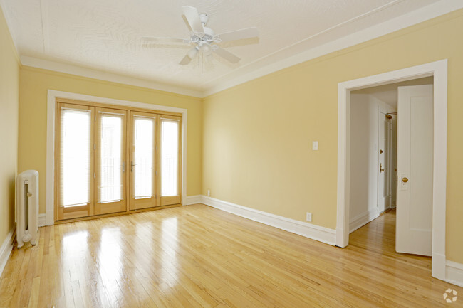 Interior Photo - 6930-6942 S Crandon Ave Rental