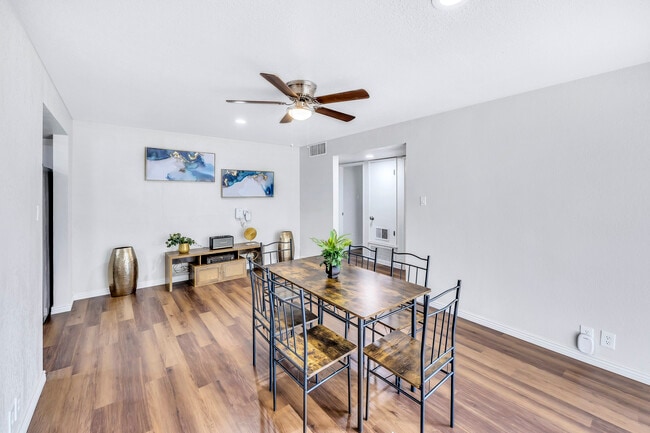 Photo - 1713 W Hazelwood St