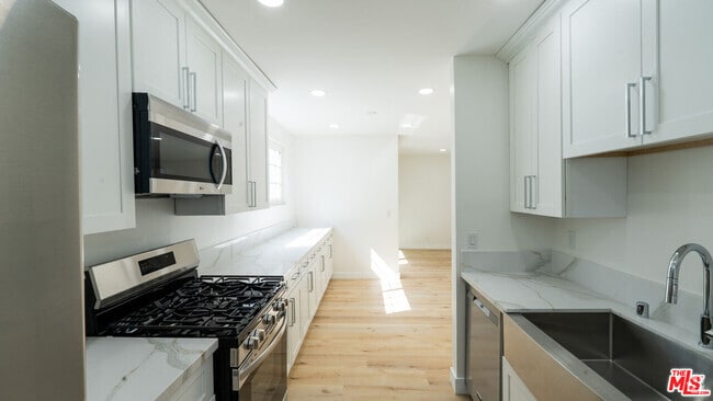 Building Photo - 835 S Sherbourne Dr Unit 3 Rental