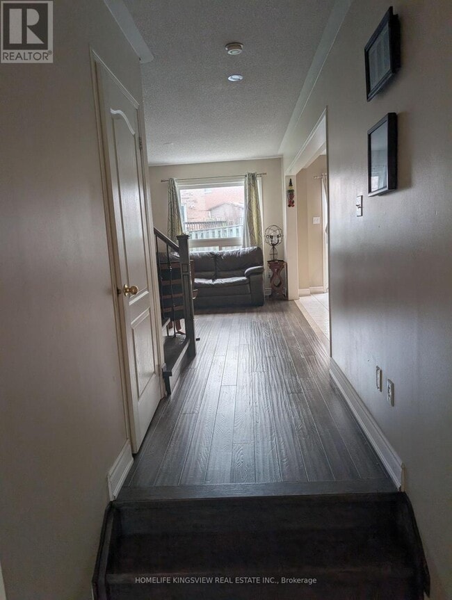 Photo - 24 Farthingale Crescent