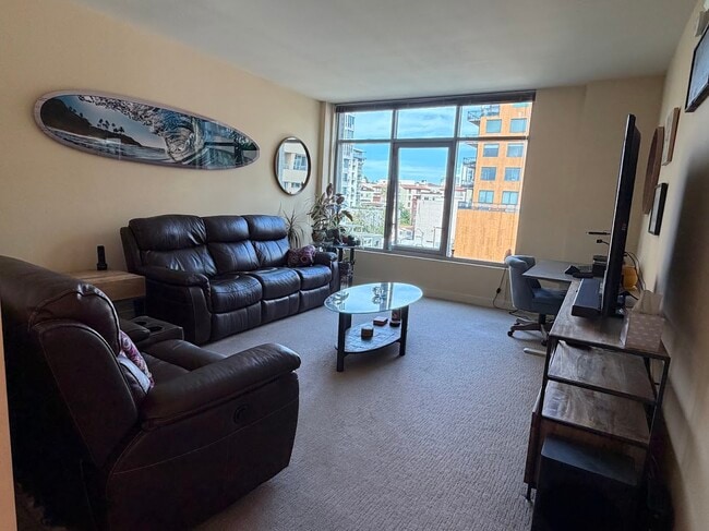 Photo - 425 W Beech St