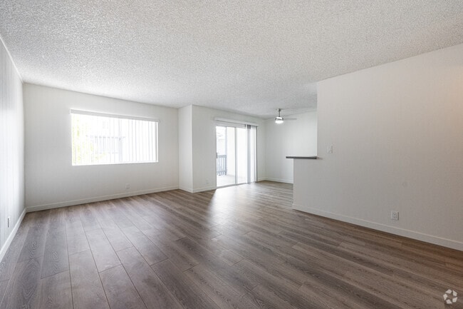 2BR, 2BA - 1,000SF - Living and Dining Room