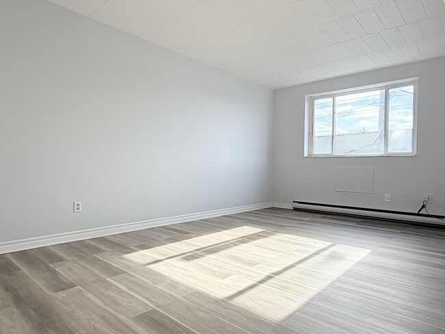 Photo - 360 Tecumseh Rd W Unit 306