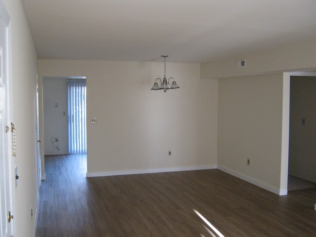 Living Room/Dining Room Area - Princeton Horizon Apartments