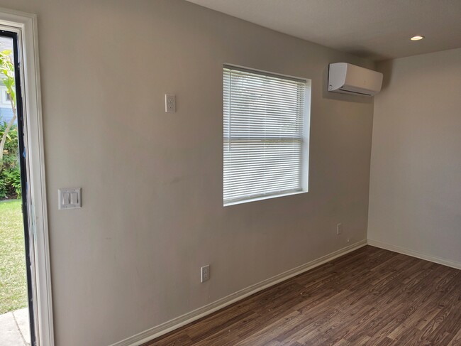 Sala de estar con sistema de climatización - 4427 4th Ave Unidad 4427 one half