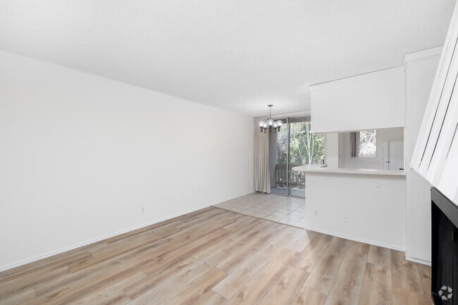 1BD, 1BA - 563SF - Living Room