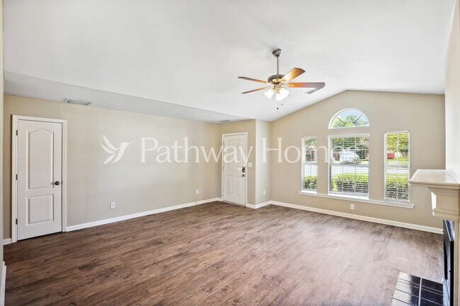 Photo - 310 Lakeview Trail