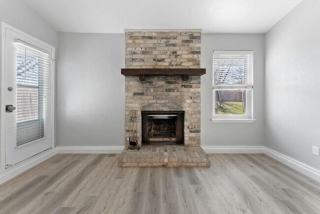Photo - Spicewood Gold! 3-6 month leases available!
