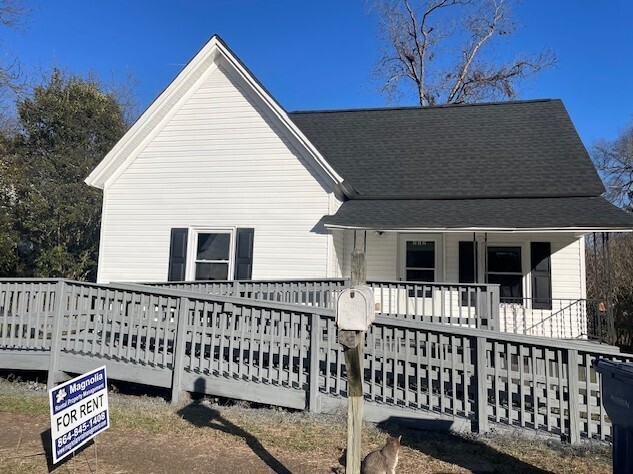 Building Photo - 212 D St Rental