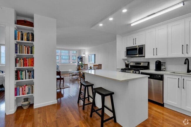 Building Photo - 345 E 93rd St Unit 9H Rental