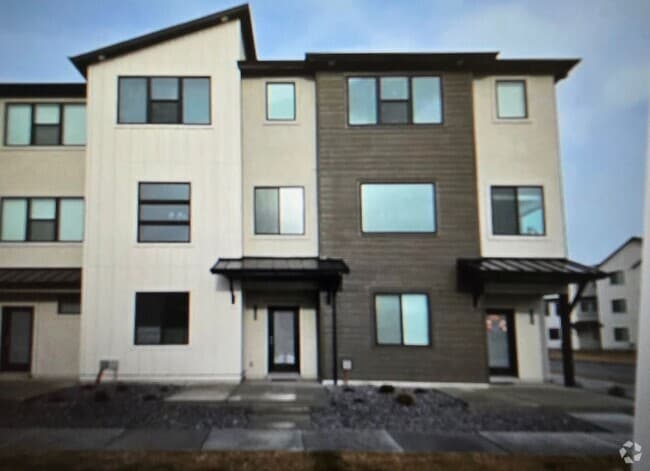 Building Photo - 4 Bedroom 3 Bath Town Home for Rent in AF