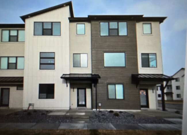 Building Photo - 4 Bedroom 3 Bath Town Home for Rent in AF