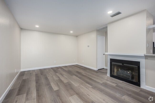 1BR, 1BA - 700SF - Living Room