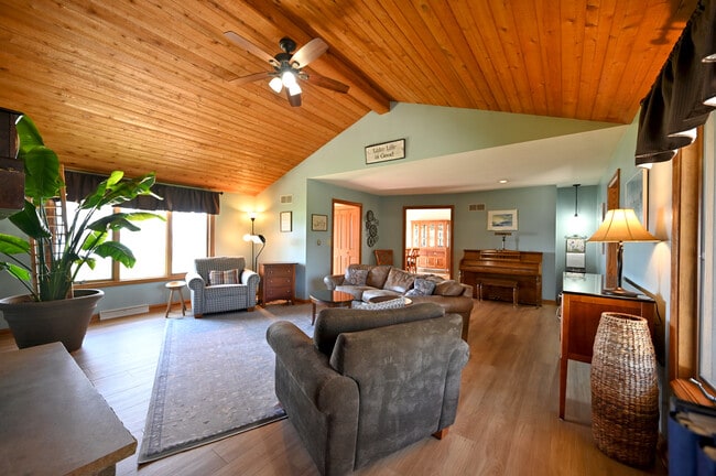 Photo - 202 Lac La Belle Dr