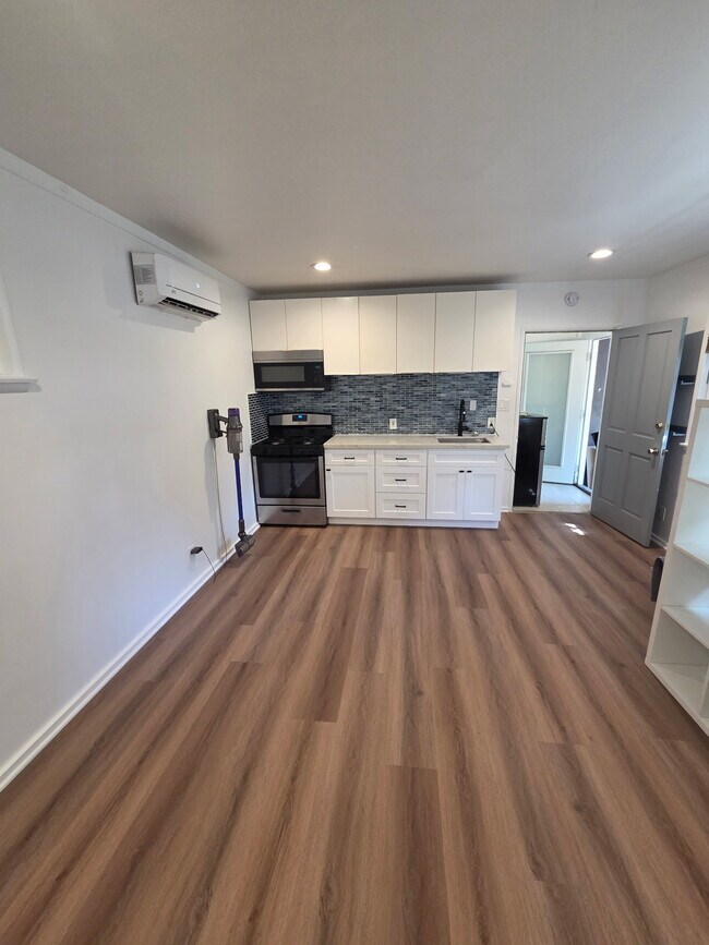 Photo - 14039 Gilmore St Unit 1