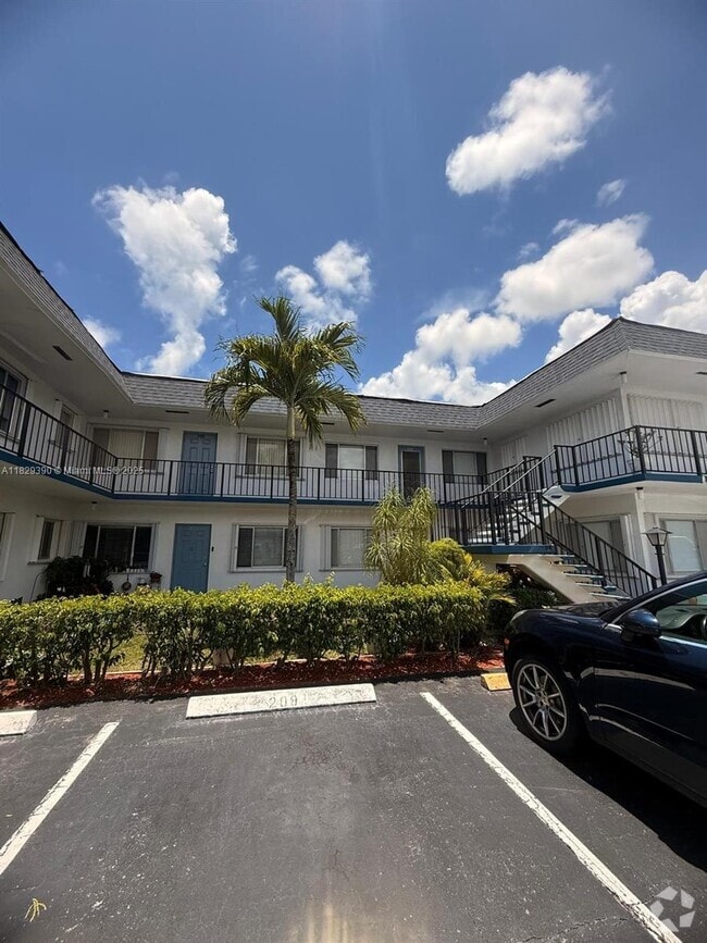 Building Photo - 2440 Lake Osborne Dr Unit 207 Rental
