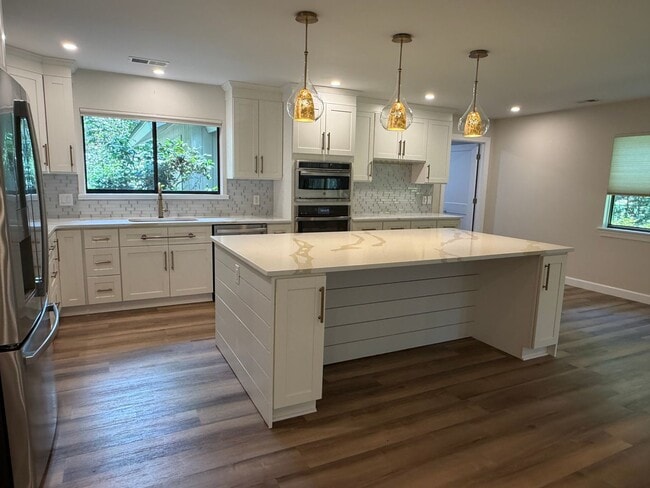 Building Photo - Stunning Remodeled One-Story Home - Port Royal Plantation