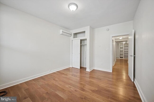 Building Photo - 237 Roxborough Ave Unit 2