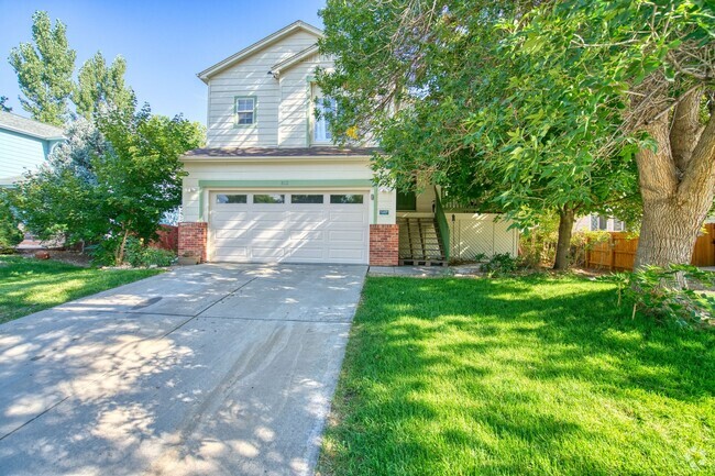 Building Photo - Spacious Home with Fenced Yard and Washer/...