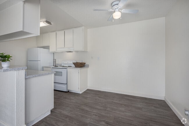 2BR, 1BA - 917SF - Dining Room