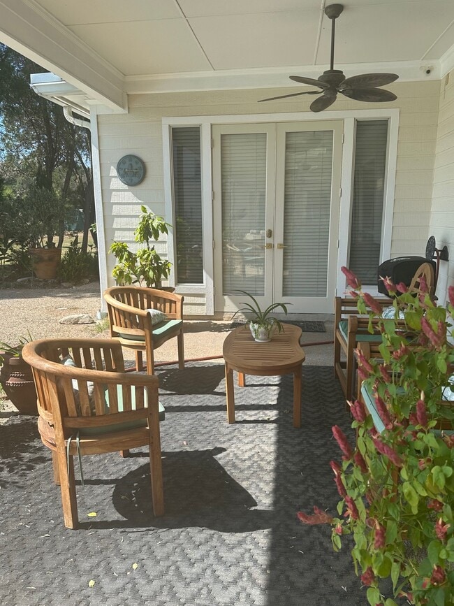 Entrada a la sala de estar del apartamento. - 38400 Interstate 10 W Unidad Apartment