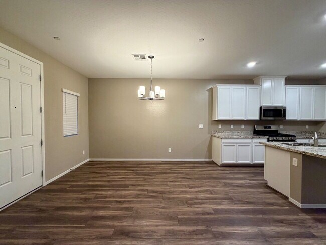 GATED 3 BED 2.5 BATH TOWNHOUSE IN NORTH LAS VEAGS FOR RENT!