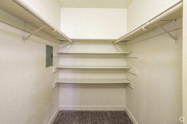 1BR, 1BA 605SF