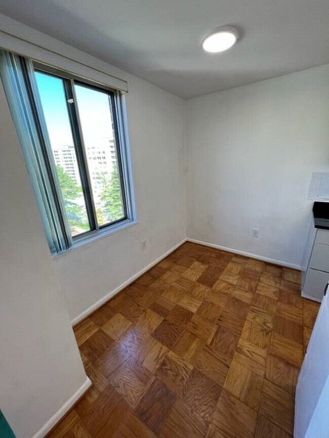 Dining/office area