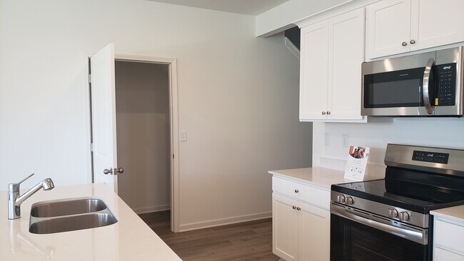 Photo - 208 Overton Dr